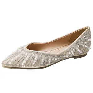 Chaussures plates élégantes à bout pointu beige avec strass et perles scintillantes