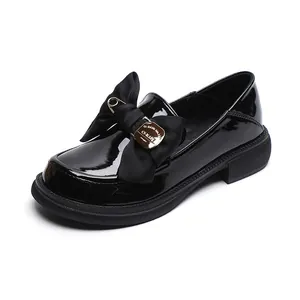 Klassieke zwarte laklederen platform loafers met decoratieve strik en gouden gesp
