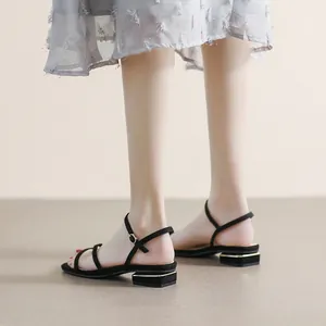 Sandalias elegantes de ante negro con tira al tobillo y tacón ancho detalle dorado