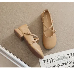 Detailansicht beige Mary Janes mit mattem Leder und goldenen Metallschnallen-Verschluss