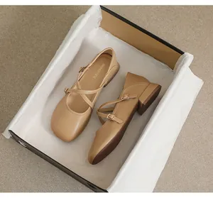 Detailansicht khaki Mary Jane Schuhe mit Kreuzriemen in einem Schuhkarton