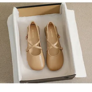 Detailansicht beige Mary Jane Schuhe mit Kreuzriemen in einer weißen Box
