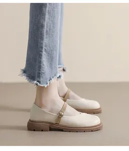 Vue latérale de chaussures Mary Jane à plateforme beige avec brides marron à boucle
