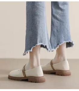 Détails des chaussures Mary Jane à plateforme blanc cassé avec semelles marron et jean