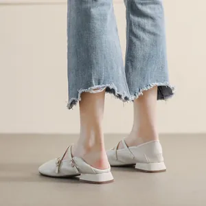 Klassische cremeweiße Mary Jane Plateau-Schuhe mit Kreuzriemen und runder Zehenpartie