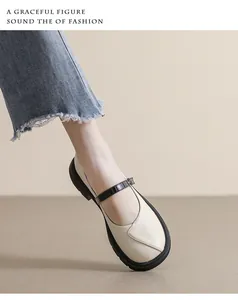 Gros plan de chaussures Mary Jane blanc cassé avec bride noire et semelle plateforme