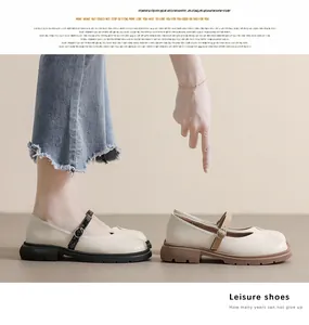 Gros plan sur les chaussures Mary Jane à plateforme avec bride et bout arrondi
