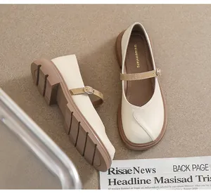 Détail de chaussure Mary Jane à plateforme rétro avec coutures croisées et boucle réglable