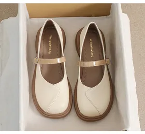 Vue de dessus de chaussures Mary Jane à plateforme crème avec semelles brunes en boîte