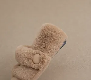 Dettaglio di scarpe basse in pelliccia marrone con altezza del tacco di 1,0 cm