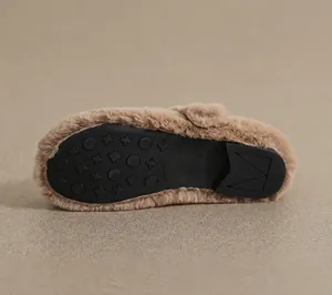 Dettaglio della suola in gomma resistente con motivo antiscivolo su scarpe invernali morbide