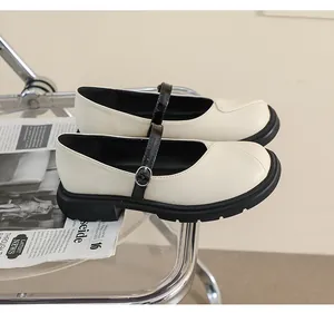 Gros plan d'une chaussure Mary Jane à plateforme avec cuir beige et bride noire