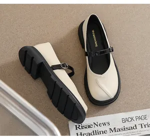 Détail de chaussures Mary Jane beige avec brides en cuir verni noir et semelles crantées