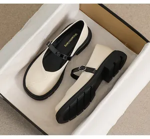Vue détaillée de dessus des chaussures Mary Jane à plateforme avec brides en cuir noir