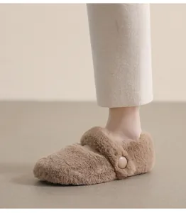 Dettaglio di ballerine in pelliccia sintetica marrone chiaro con cinturino morbido