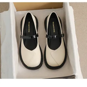 Vue détaillée de chaussures Mary Jane beige avec semelles plateforme noires en boîte