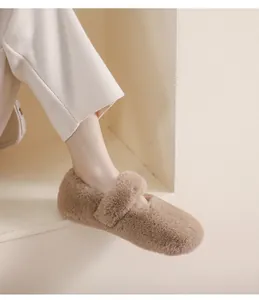 Dettaglio di scarpe Mary Jane in peluche marrone chiaro con morbida ecopelliccia invernale