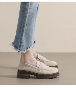 Primer plano de mocasín de plataforma beige con cuero mate y suela de goma