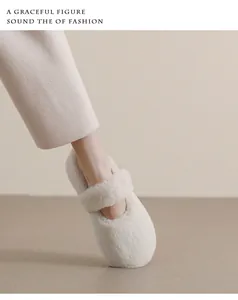 Vista indossata di ballerine Mary Jane in peluche beige con pelliccia sintetica e cinturino