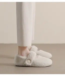Dettaglio di scarpe basse in peluche color crema con cinturini Mary Jane e fibbie tonde