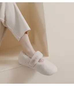 Dettaglio delle ballerine Mary Jane in pelliccia sintetica color crema con cinturino