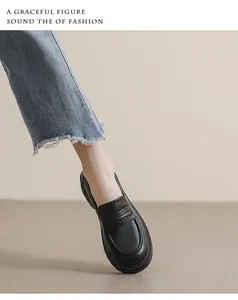 Mocasines de plataforma en cuero negro combinados con vaqueros para un estilo urbano