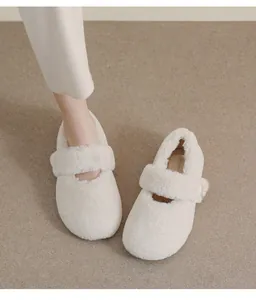 Dettaglio di ballerine Mary Jane in peluche avorio con morbida ecopelliccia e fibbia