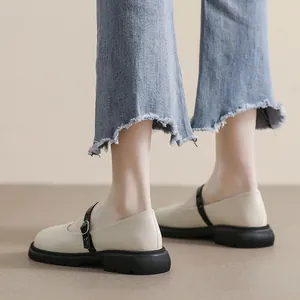 Chaussures Mary Jane beige à plateforme avec bride noire et semelle épaisse
