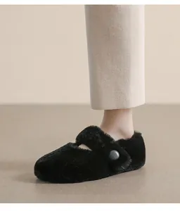 Dettaglio di ballerine Mary Jane in peluche nero con morbida pelliccia sintetica e cinturino
