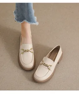 Vue détaillée du mocassin beige en cuir avec mors doré et semelle épaisse en gomme