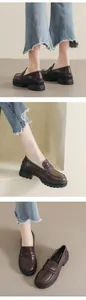 Primer plano de mocasines con plataforma retro en cuero mate marrón oscuro y suela de goma