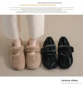 Dettaglio delle ballerine Mary Jane in peluche marrone e nero con cinturino a fibbia