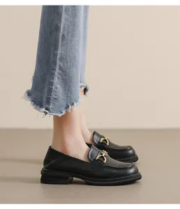 Vue latérale de mocassins en cuir noir mat avec mors doré et semelles antidérapantes