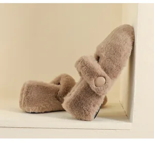 Dettaglio di sabot in peluche kaki con fibbia decorativa e morbida ecopelliccia