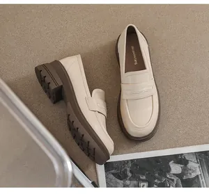Vista detallada de mocasines con plataforma beige y suelas gruesas de goma antideslizante