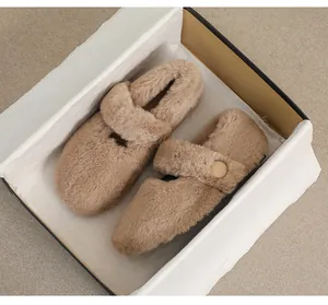 Vista dall'alto di scarpe Mary Jane piatte in pelliccia cammello con fibbia