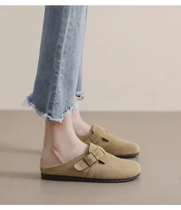 Sabot in pelle scamosciata cammello con fibbia regolabile indossati da una modella