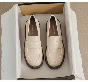 Vista superior detallada de mocasines de plataforma blanco roto con suelas de goma marrones