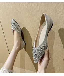 Dettaglio delle ballerine argento a punta con decorazioni in strass brillanti e radiosi