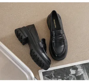 Detalle de la suela de plataforma antideslizante y el cuero mate negro del mocasín