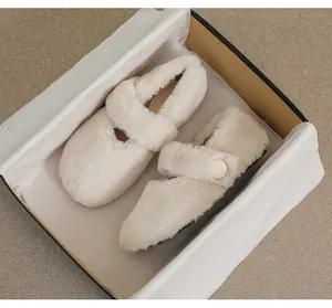 Unboxing di scarpe Mary Jane piatte in peluche color crema con cinturino fibbia