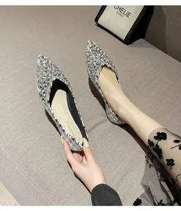 Dettaglio macro degli strass argentati e della punta delle ballerine basse