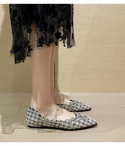 Vista laterale di ballerine a punta in tweed con dettagli in perle e strass lucenti