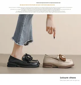 Detalle de mocasines con lazo grande y detalle metálico en suela de plataforma