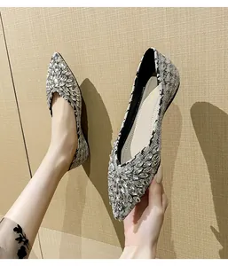Dettaglio macro di ballerine a punta con strass scintillanti e motivo a trama