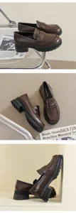 Detalle de mocasines con plataforma marrón oscuro con tacones gruesos y suelas de goma
