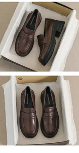 Detalle de mocasines marrones con plataforma, textura brillante y suela de goma dentada