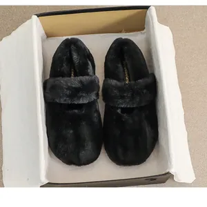 Scarpe basse in pelliccia nera in confezione retail con texture morbida e suola