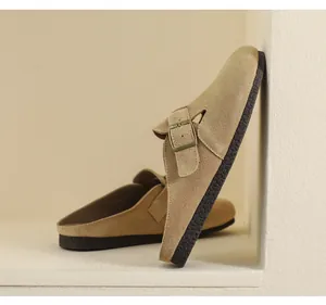 Dettaglio del sabot in pelle scamosciata kaki con fibbia regolabile in stile sobrio