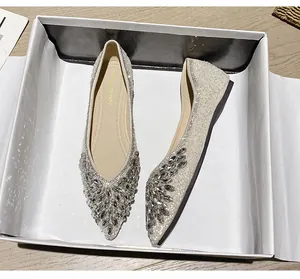 Dettaglio delle ballerine a punta con decorazione di strass e finitura scintillante